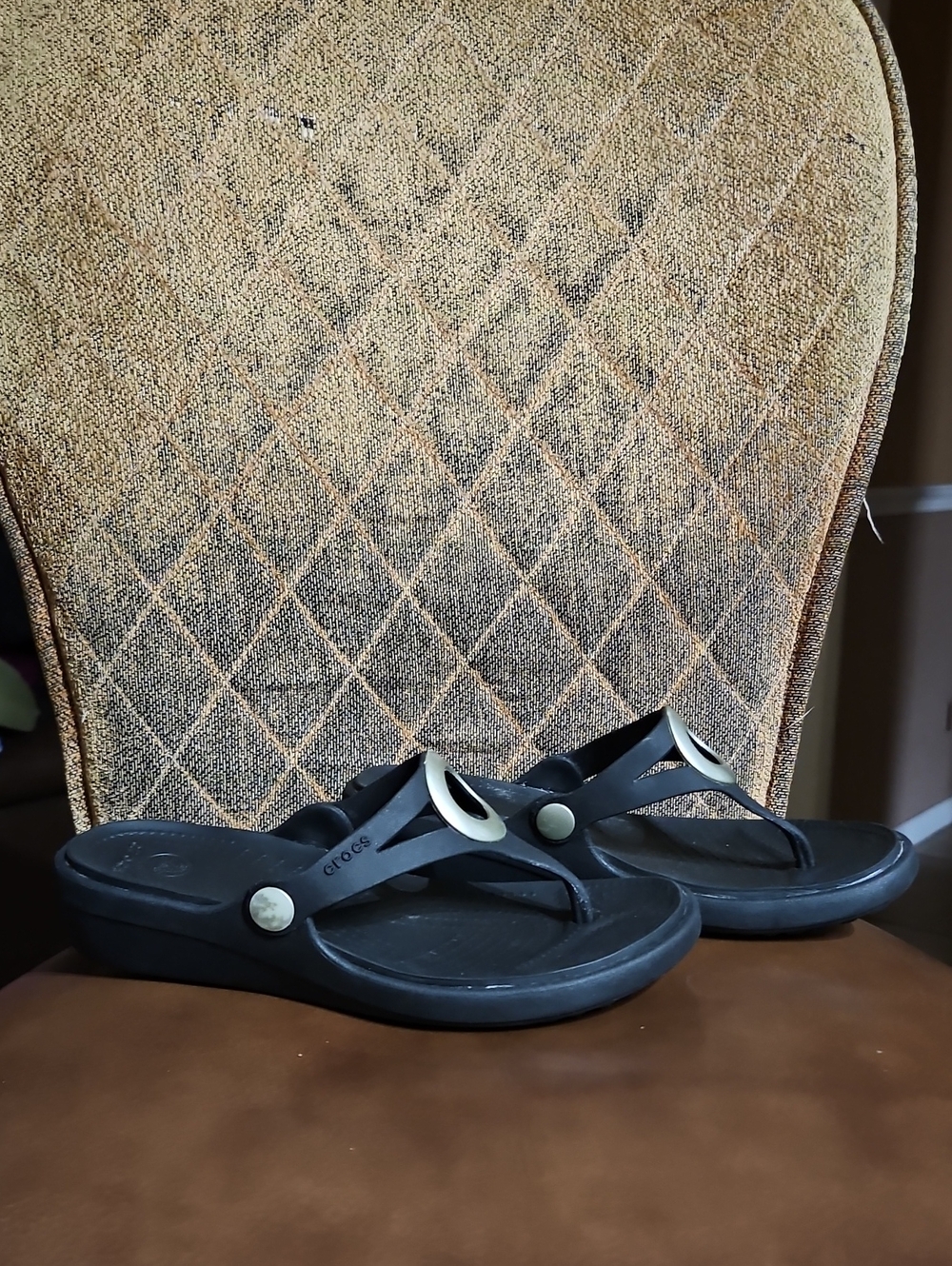 Crocs Sanrah Beveled Circle Wedge Slip On Thong Flip Flops Sandals Shoes Black